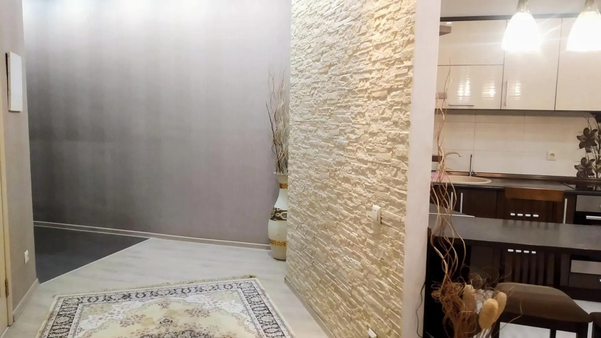 Просторная 2-Комнатная Квартира С Прекрасным Видом На Горы И Речку Almaty Apartment