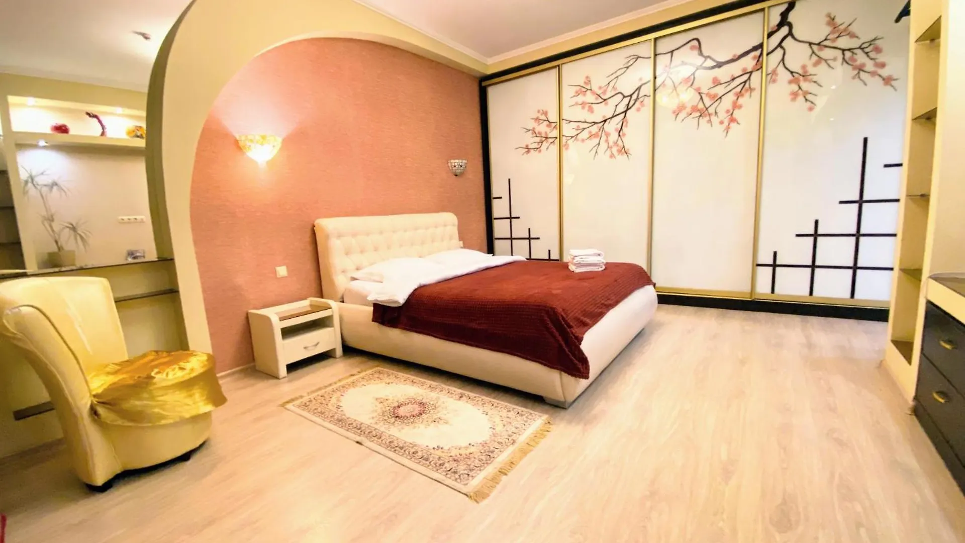 Просторная 2-Комнатная Квартира С Прекрасным Видом На Горы И Речку Almaty Apartment